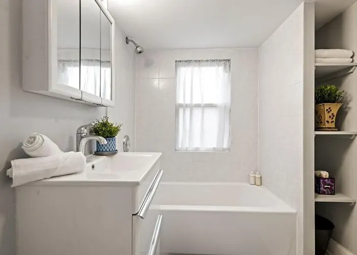 New Luxurious 5bd-2ba Duplex-free Wine-2car Parking *