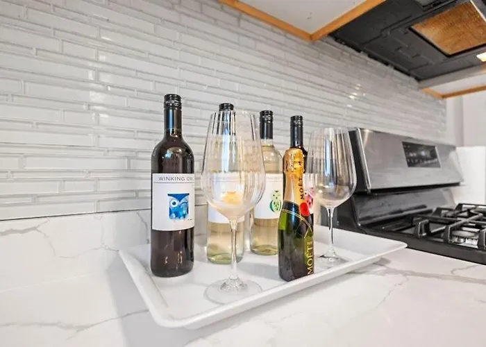 New Luxurious 5bd-2ba Duplex-free Wine-2car Parking *