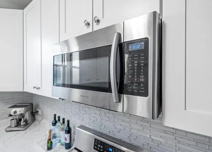New Luxurious 5bd-2ba Duplex-free Wine-2car Parking