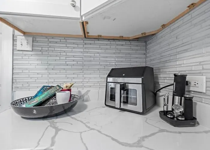 New Luxurious 5bd-2ba Duplex-free Wine-2car Parking *