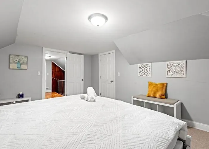 New Luxurious 5bd-2ba Duplex-free Wine-2car Parking