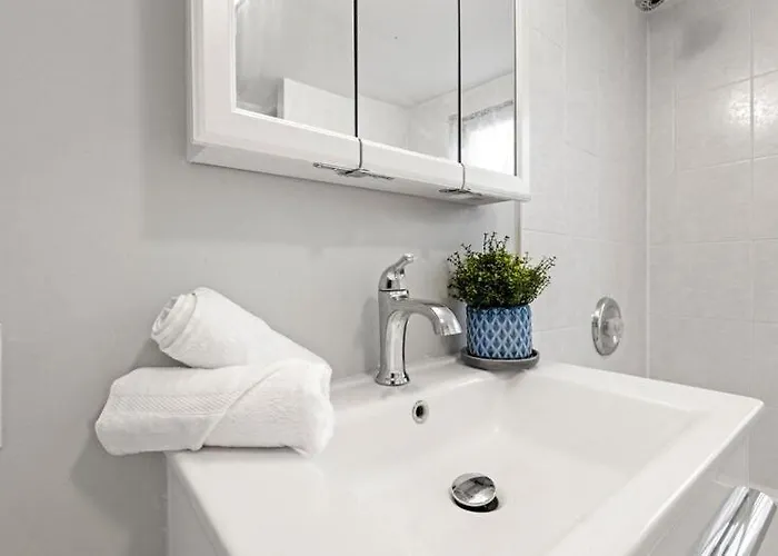Apartment New Luxurious 5bd-2ba Duplex-free Wine-2car Parking