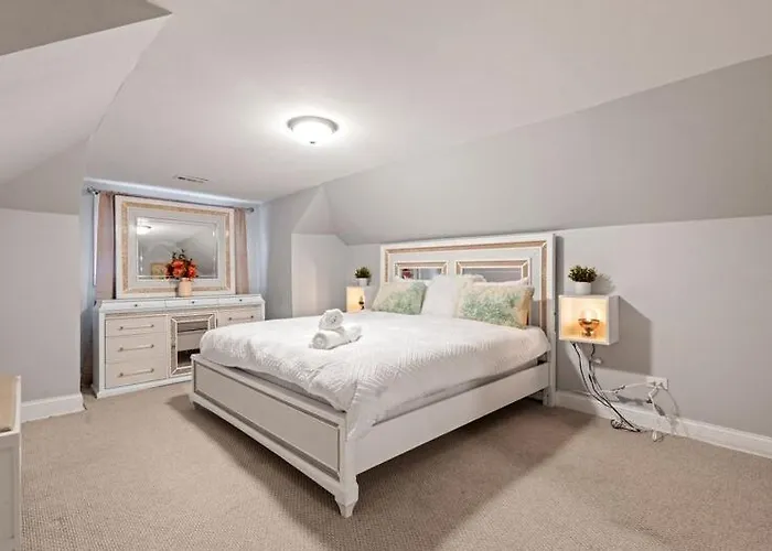 New Luxurious 5bd-2ba Duplex-free Wine-2car Parking Apartment