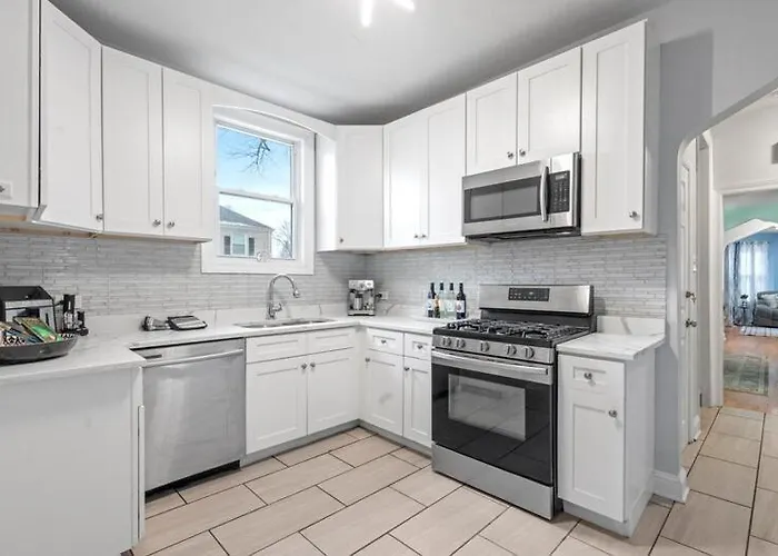 New Luxurious 5bd-2ba Duplex-free Wine-2car Parking